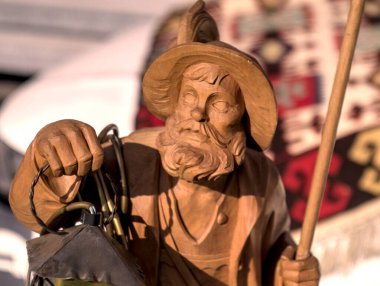 Eski Cuzco kasabasının pazarında geleneksel İspanyol hediyelik eşyaları