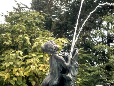 Parktaki bir kadın heykeli