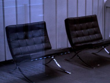 Modern bir binanın içinde.