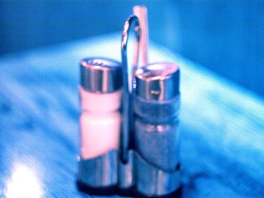 Siyah arka planda bir şişe su.