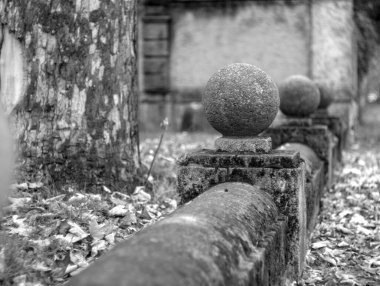 İtalya kırsalında siyah beyaz bir mezarlık.