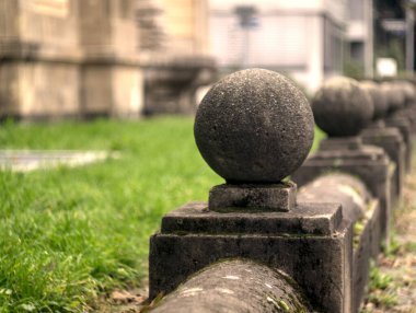 Parktaki eski paslı çit.