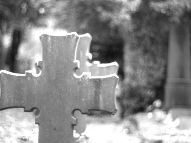 Bir mezarlıkta ölülerin haçı..