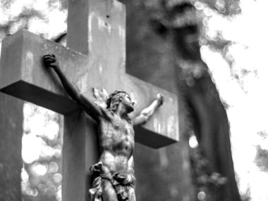 Mezarlıktaki eski haç.