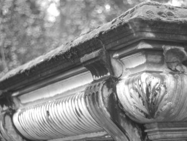 Siyah beyaz çitli eski metal çit