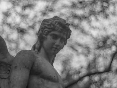 Parktaki melek heykeli