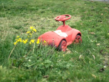 Parktaki kırmızı yangın musluğu.