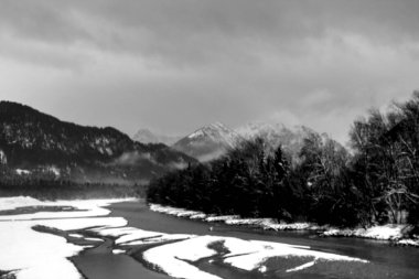 Dağlarda güzel bir göl manzarası