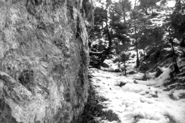 Dağlarda güzel bir şelale