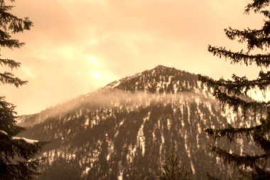 Dağlarda güzel bir gün batımı