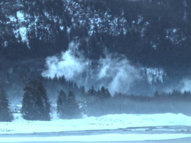 Şelalesi olan güzel bir manzara