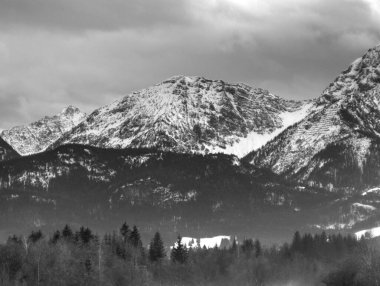 Dağlar ve karla kaplı güzel bir manzara.