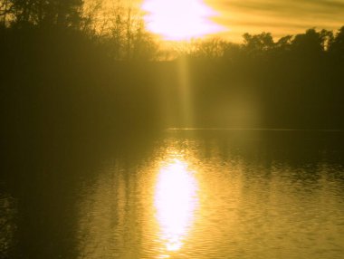 Gölün üzerinde güzel bir gün batımı