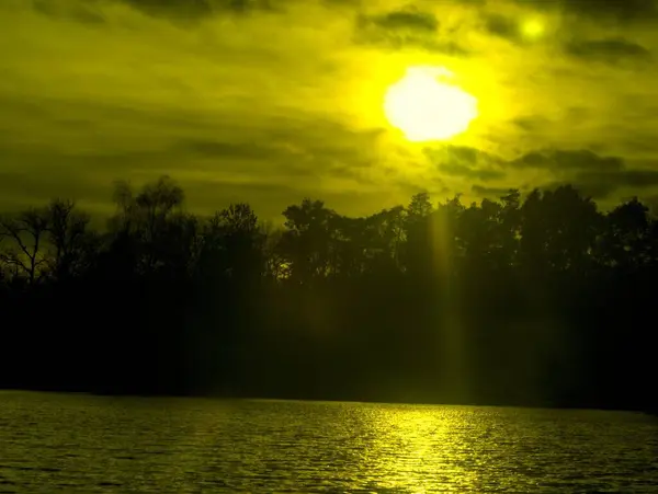 Güzel göl manzarası