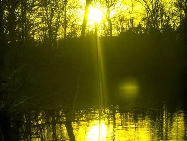 Gölün üzerinde güzel bir gün batımı