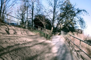 Baharda güzel bir park manzarası.