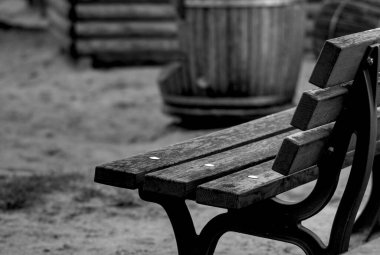 Parktaki boş ahşap bank.