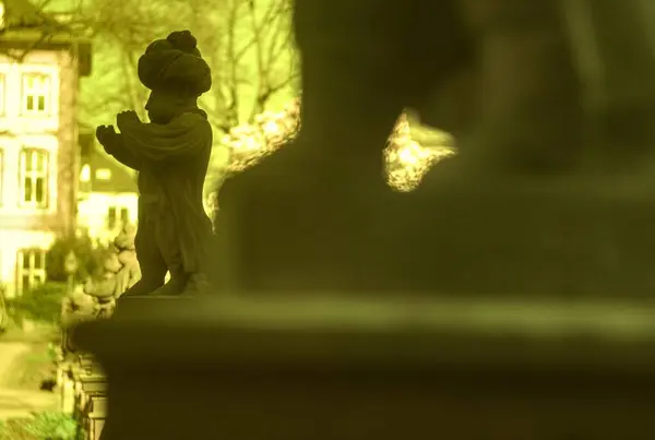 Gece bir heykelin dikey görüntüsü.