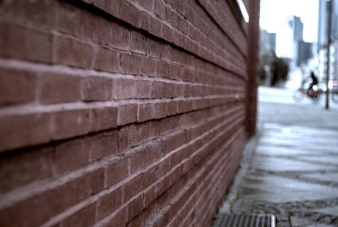 Şehirde tuğla çit