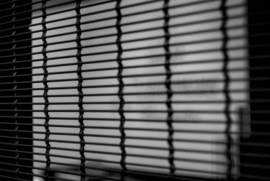 Modern bir binanın siyah beyaz fotoğrafı.