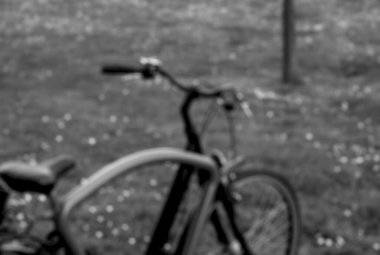 Arabanın siyah beyaz fotoğrafı.