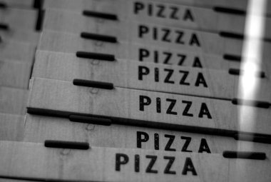 Pizza kutusundan siyah beyaz pizza.