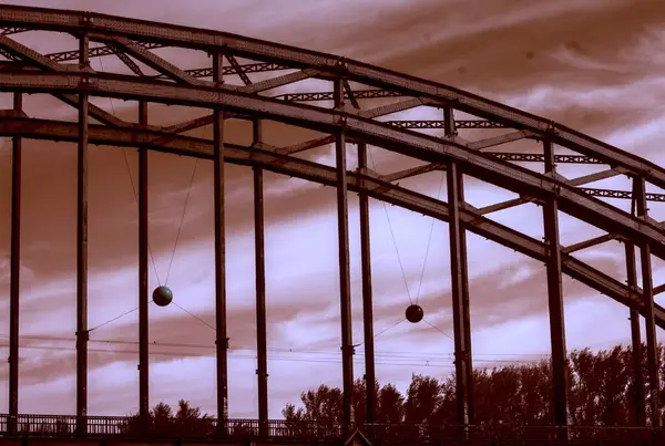 Nehirdeki köprünün manzarası