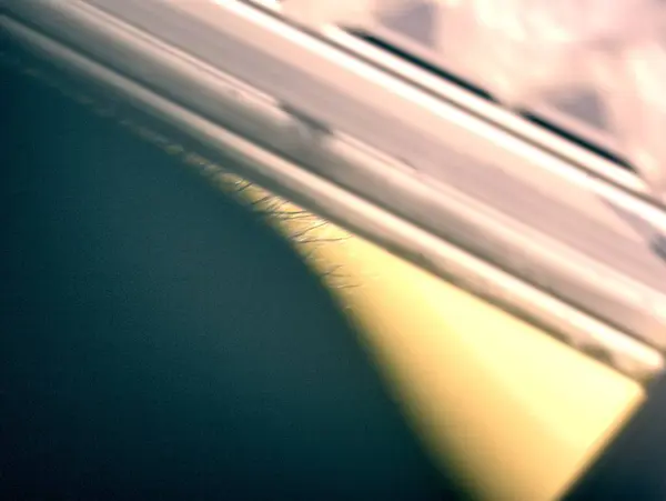 Siyah ve beyaz çizgileri olan soyut bir arkaplan