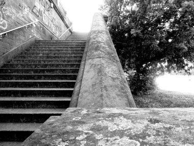 Modern bir binanın siyah beyaz fotoğrafı.