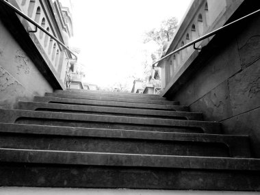 Şehirde siyah merdivenler