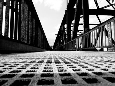 bir köprünün siyah beyaz fotoğrafı