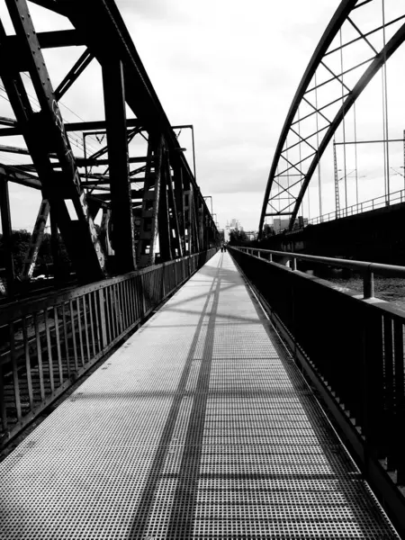 Londra 'da nehir üzerindeki köprü.