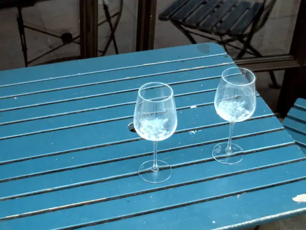 Masada bir kadeh şarap.