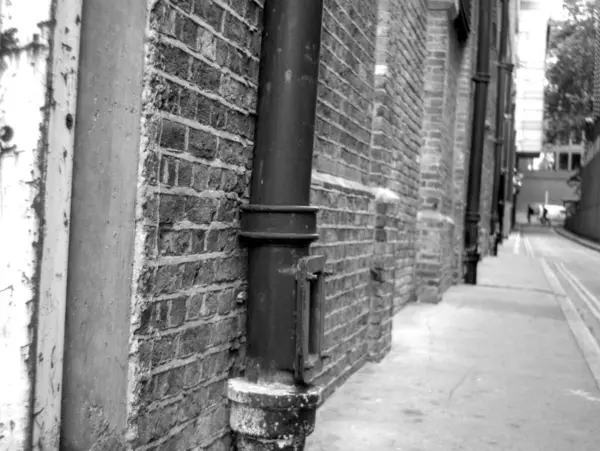 Beyaz tuğlalı eski ahşap çit