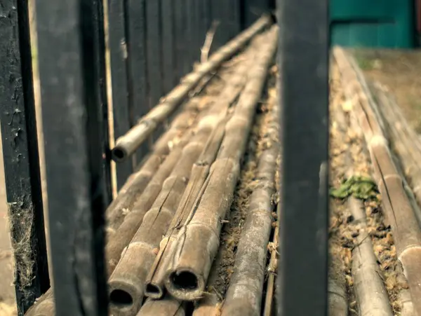 Paslı bir çitin yakın çekimi.