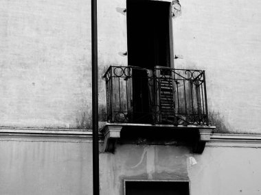 Eski binanın penceresi