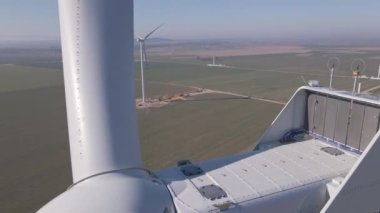 Alandaki rüzgar türbininin kapatılması, yel değirmeni jeneratöründen üretilen yenilenebilir enerji, Avrupa 'daki enerji krizi nedeniyle yeşil rüzgar enerjisinin geliştirilmesi
