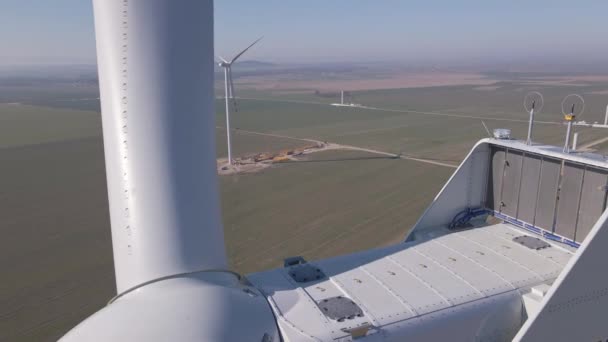 Sluiting Van Windturbine Het Veld Hernieuwbare Energie Uit Windmolenaggregaten Ontwikkeling — Stockvideo