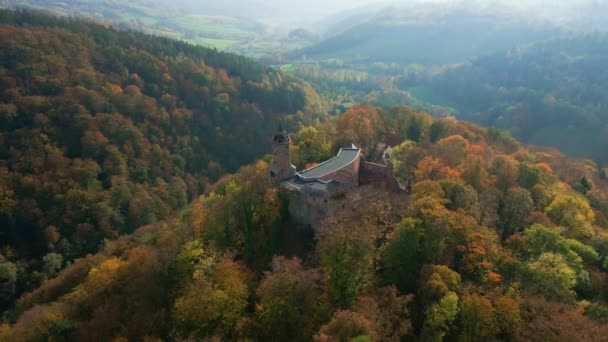 美しい秋の風景とザゴーズのグロドノ城の空中トップビュー 山の中では 古い歴史的な要塞 森林で覆われた ポーランドの観光名所 — ストック動画