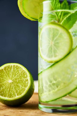 Salatalık, limon ve naneli limonata. Yaz içeceği, diyet için bir bardak detoks suyu.