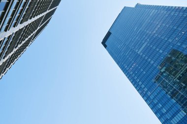 Camdan görünümlü modern binanın bir parçası, gökdelenin dışı, yüksek binadaki iş yeri pencereleri.