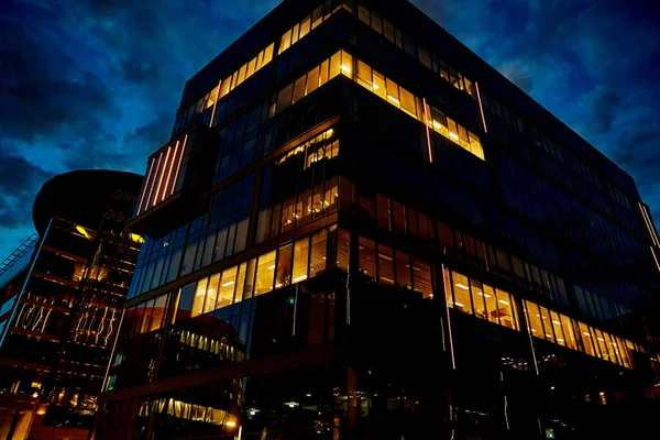 Fasada Budynku Biurowego Oświetlonymi Oknami Nocnym Mieście Warszawska Dzielnica Śródmieścia — Zdjęcie stockowe
