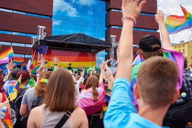 Gurur yürüyüşünde LGBTQ bayrakları olan insanlar. Hoşgörü, çeşitlilik ve cinsiyet kimlik kavramı. Şehir caddesinde gösteri var. Wroclaw, Polonya - 11 Haziran 2022