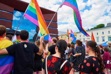 Gurur yürüyüşünde LGBTQ bayraklı eşcinsel çift. Hoşgörü, çeşitlilik ve cinsiyet kimlik kavramı. Wroclaw, Polonya - 11 Haziran 2022