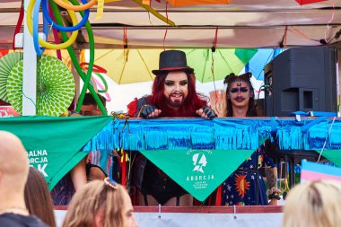 İnsanlar LGBT geçit töreninde eğleniyor. İnsanlar renkli gökkuşağı bayraklarıyla gurur yürüyüşüne çıkıyorlar. Wroclaw, Polonya - 11 Haziran 2022