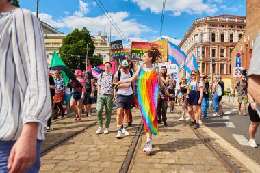 İnsanlar LGBT geçit töreninde eğleniyor. İnsanlar renkli gökkuşağı bayraklarıyla gurur yürüyüşüne çıkıyorlar. Wroclaw, Polonya - 11 Haziran 2022