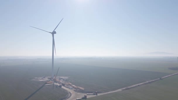 Instalacja Turbiny Wiatrowej Firmy Vestas Wind Systems Plac Budowy Dźwigami — Wideo stockowe