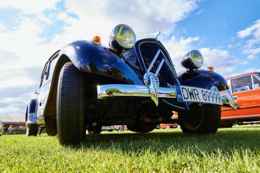 Arka farlı eski arabanın ön görüntüsü, yakın çekim. Klasik Amerikan arabası işte. Katy Wroclawskie, Polonya - 28 Mayıs 2022