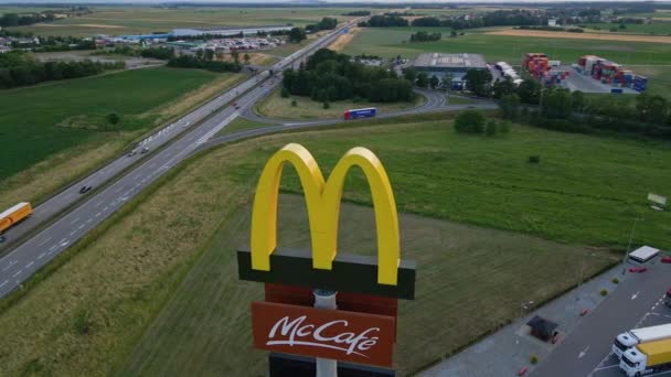 Logo Mcdonalds Znakiem Mccafe Przy Autostradzie Widok Lotu Ptaka Mcdonalds — Wideo stockowe