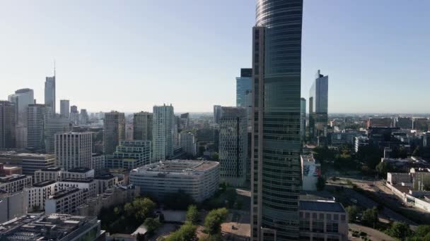 ワルシャワ市街地の空中ドローンビュー 高層ビルとワルシャワ市の中心部 ビジネスセンターの近代的なオフィスビルとポーランドの首都 ポーランド ワルシャワ 2022年9月3日 — ストック動画